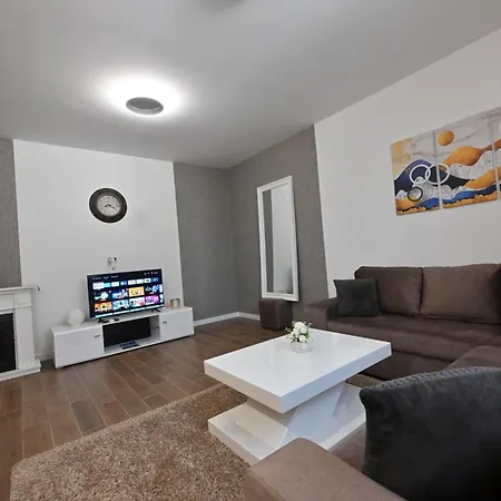 Lux Novi Park Apartment